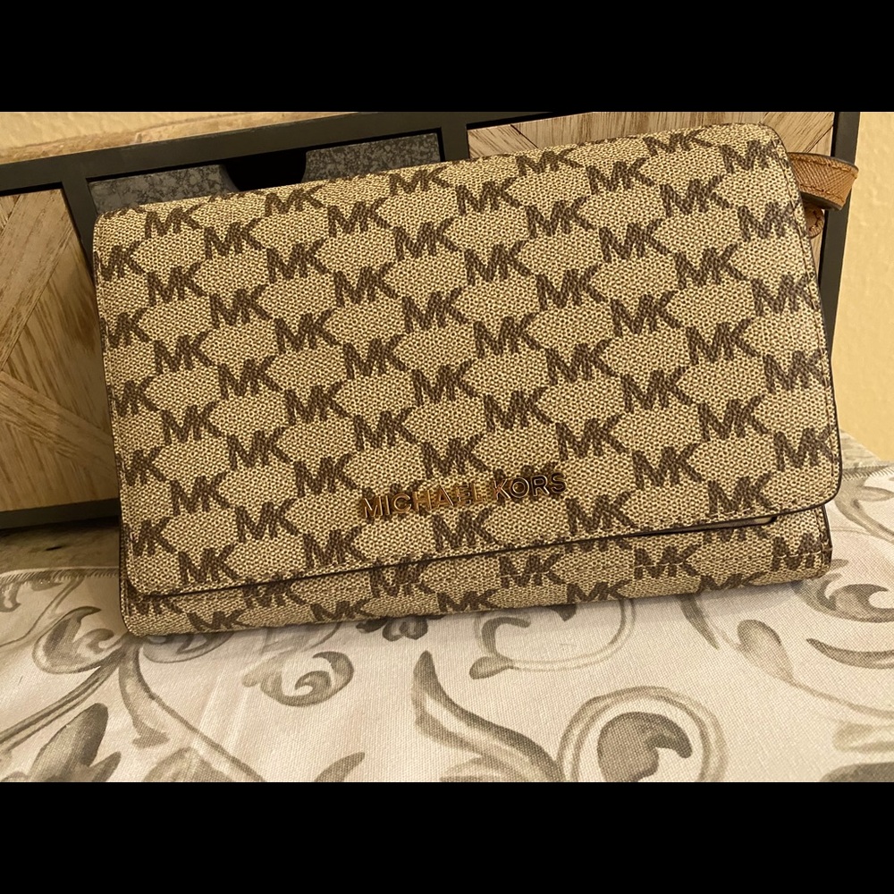 Michael Michael Kors wallet on the chain